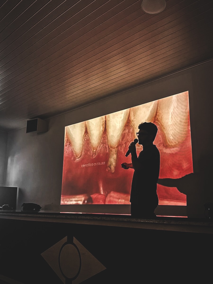 Fotografia documental de uma aula sobre anatomia dental